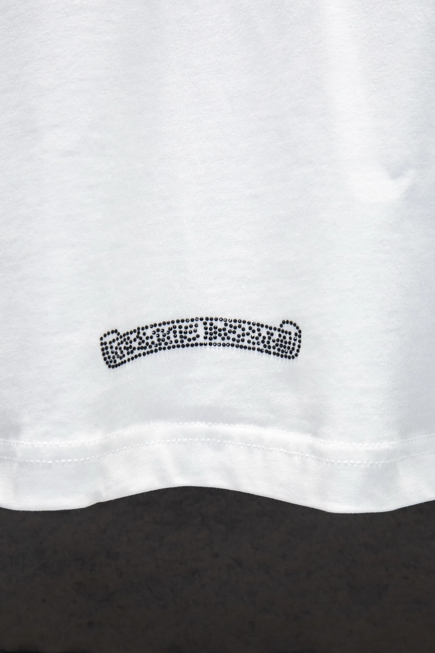 P230 🆕Chrome Hearts os version is really charming and Chrome Hearts is really a must-have. Each season's new version is made to the extreme. It is very practical and can be worn casually. Nice✔️ - ⚠️100% cotton. It is made of 21 double yarns, 300g weight fabric and imported knitted carded cotton. It has moderate thickness, drape and contour, and the upper body is comfortable! ! It is very tolerant to fat body types and can instantly lose five pounds after wearing it!  Specially ordered many Austrian hot diamonds, which have the bling bling effect of natural crystals under the light, with multi-faceted reflective points, and the production cost is extremely high. The laser molding includes a computer engraving machine and a laser machine, which are accurate in units of particles. Finally, it is hot and set at high temperature. After the hot ironing, the firmness needs to be tested repeatedly on the hot stamping. It can show colorful reflections under the light. The collar webbing extends to the shoulders for reinforcement, and the stitching at the joints. The hem and cuffs are all made with 0.2mm gauge double-thread turning. They are carefully produced at a high cost. The attitude of making goods with a magnifying glass restores the quality and effect of the product. The full set of customized accessories is only used to present every detail to customers. Film printing, 50,000 positioning, is very time-consuming. The body is treated with hot diamond elements, which greatly increases the interest of the clothing; unique visual effects. After special treatment, a unique effect is formed. An irregular hem is added to the version. This year's Kroxin is the main version. In the past two years, the oversize version has become the focus of the trend and has been a popular staple in the past two years. The change of designers has made this brand an instant hit. The progressive fashion of the times also needs the blood impact of fresh elements and trendy designs in order to continue its glory! It’s stylish both inside and outside, a must-have for high street travel! An absolute "eye-catching style" that can match couples 💏 Color: Black White Size: S M L XL
